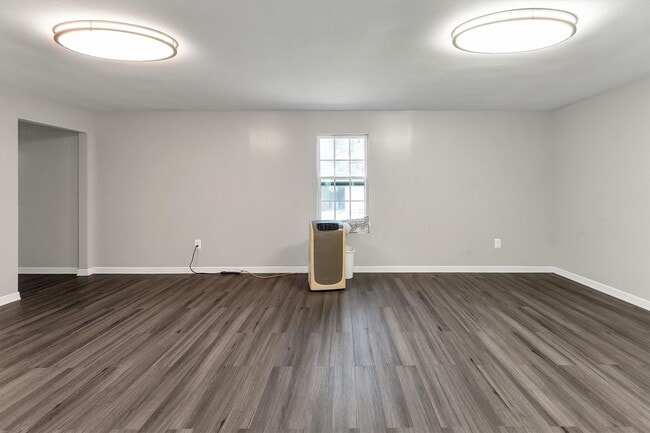 Building Photo - 4424 W Forest Rd