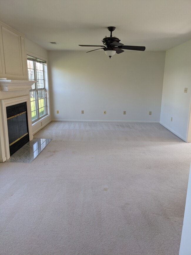 Spacious Living Room - 628 Hadlow St