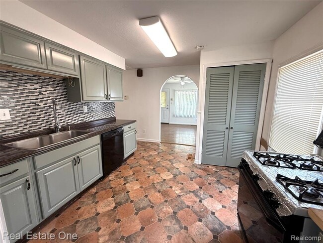 Photo - 5645 Fenton St