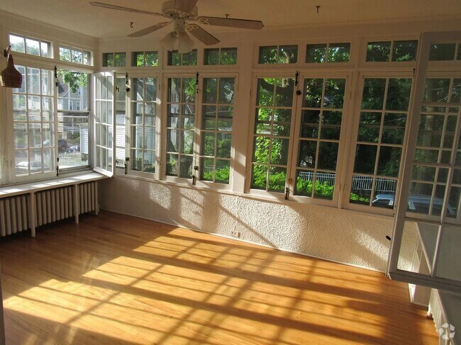 Building Photo - 123 Pine St Rental