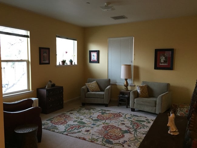 Living Room - 307 Coffman St Unit 4