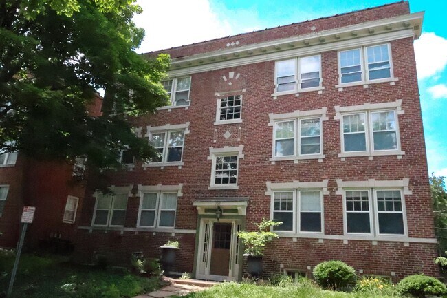 Building Photo - 757 Syracuse Ave Unit 1N