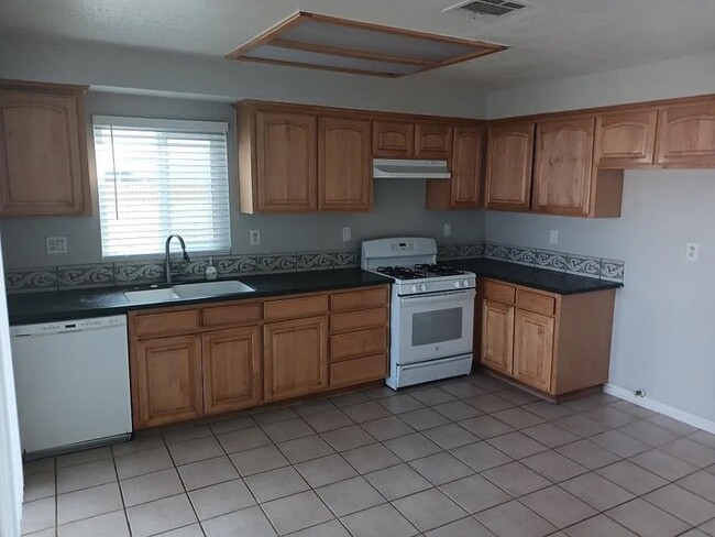 Photo - 545 E Ave J 9