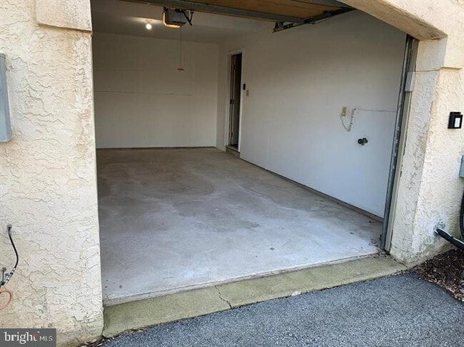 Building Photo - 468 Lynetree Dr