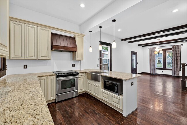 Photo - 937 Mansfield St