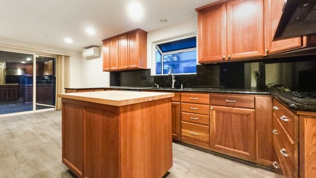 Building Photo - Remodeled 3BR Home Near DT Seattle – A/C, RV Parking, Walkable Location