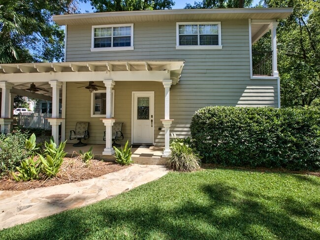 Building Photo - 1523 Grape St Unit B (Carriage House)