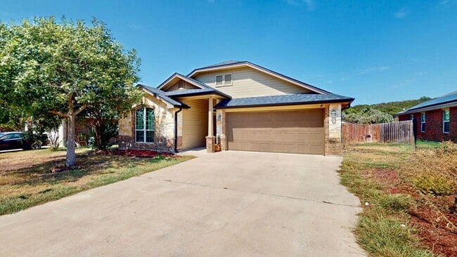 Building Photo - Spacious 3 Bedroom, 2 Full Bath, with Attached 2 Car Garage Single Family Home in Desired Good Ni...