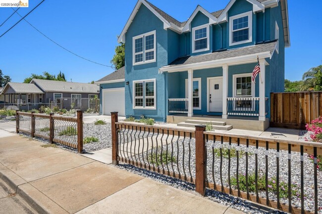 Photo - 731 Beatrice St