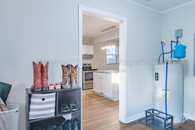 Photo - 1877 Kissingbower Rd