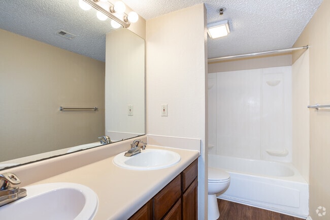 2BR, 2BA - 976 SF - Leawood At State Line