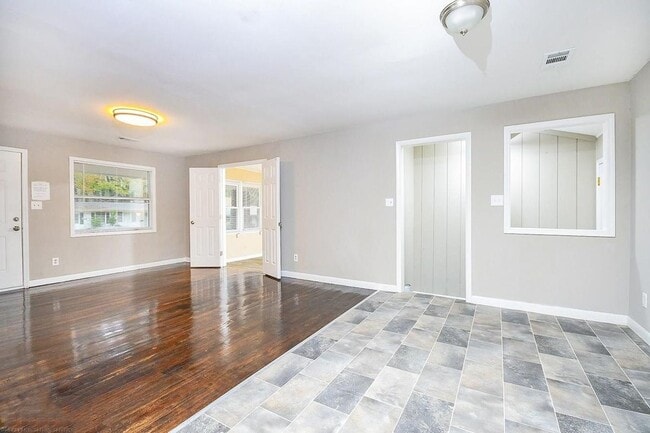 Photo - 185 Oak Dr SW