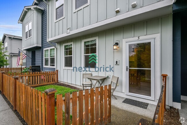Building Photo - 3 Bed, 2.5 Bath Beautiful Condo Available ...