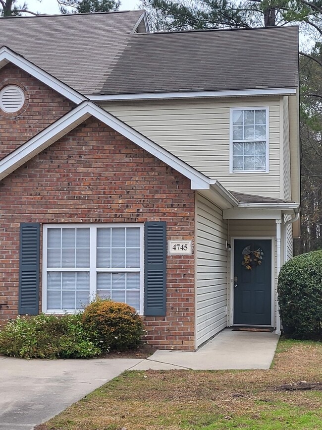 Building Photo - "Charming 2-Bedroom Townhouse on Skillmast...