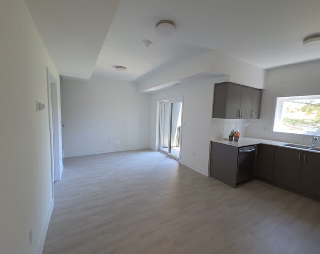 Photo - 42 Lowes Rd W