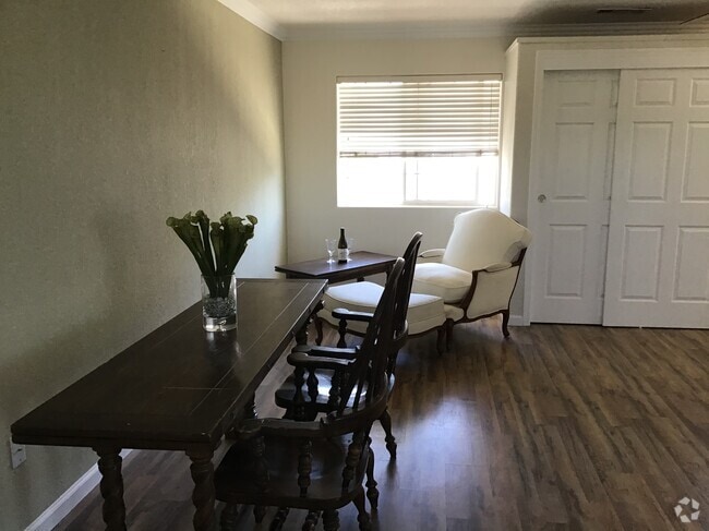 Building Photo - 1724 3rd St Unit Studio Rental