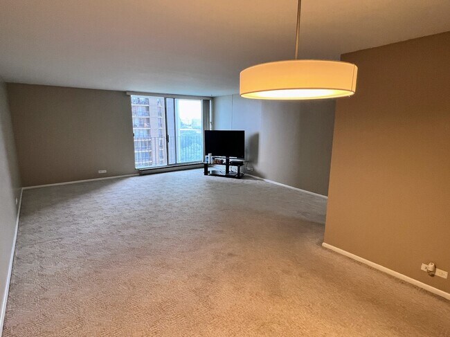 Photo - 6033 N Sheridan Rd