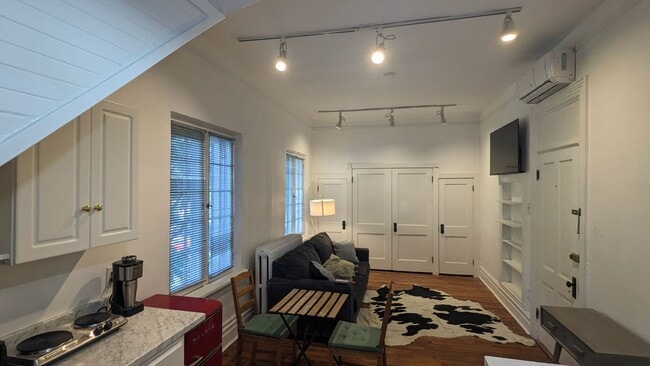 Building Photo - 125 H St Rental