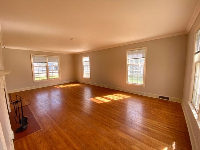 Photo - Stunning Historic 4 Bed Home Near NDSU