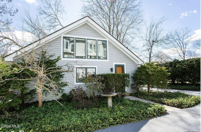 Building Photo - 586 N Broadway