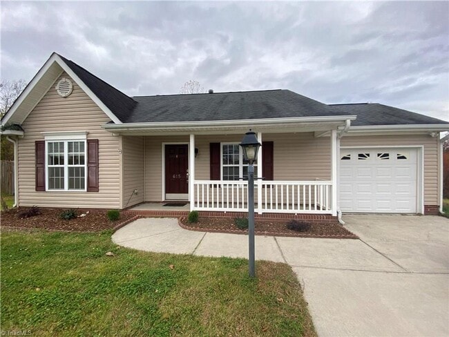 Building Photo - One story living with neighborhood pool! Rental