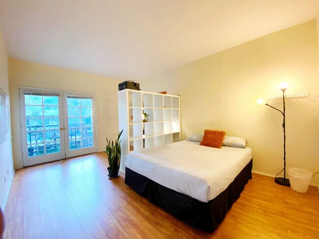 Building Photo - 1620 S Bentley Ave Rental