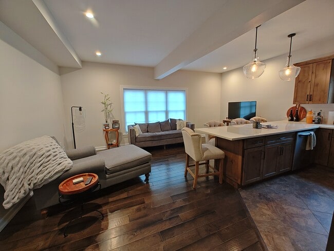 Building Photo - 711 E 3rd St Unit 2