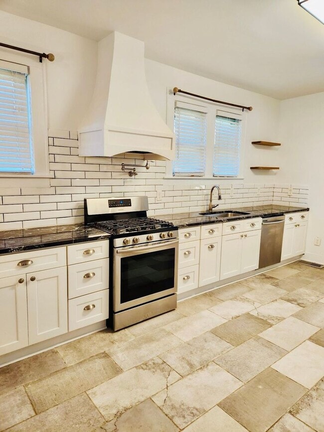 Photo - Available this Summer!! Beautiful 3 bed, 2 bath home located in Ardsley Park in Savannah, Ga!!