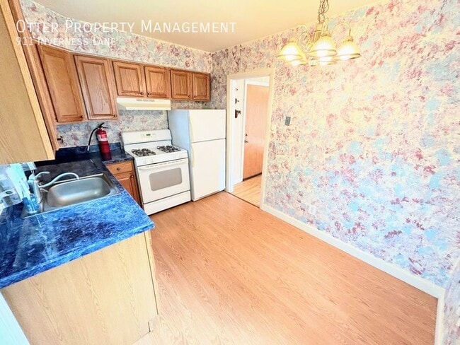 Building Photo - 911 Inverness Ln Rental