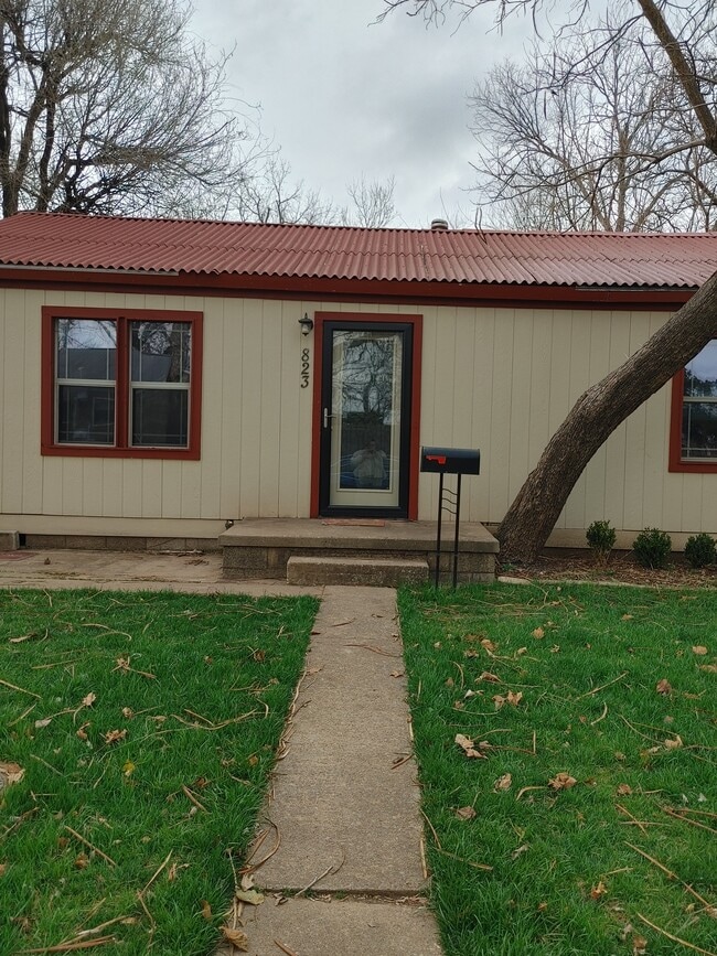 Building Photo - 823 S Hall Rental