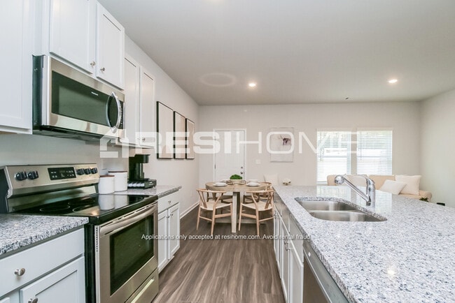 Photo - 475 Oakwood Dr NW