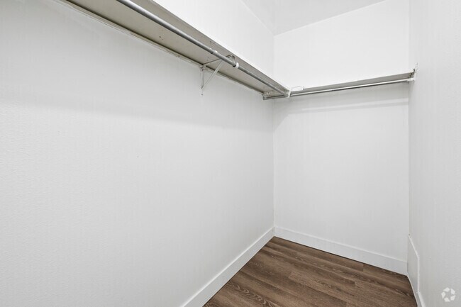 2BR, 1BA - 750SF - Walk-In Closet
