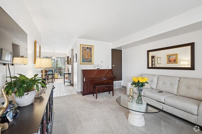 2BR, 1.5BA - 1,032SF - Living Room