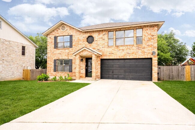 Building Photo - Spacious & Thoughtfully Updated 4-Bedroom ... Rental
