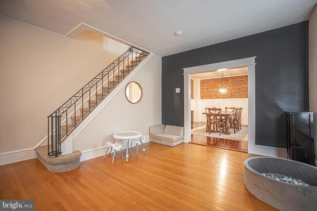 Photo - 245 Hurst St