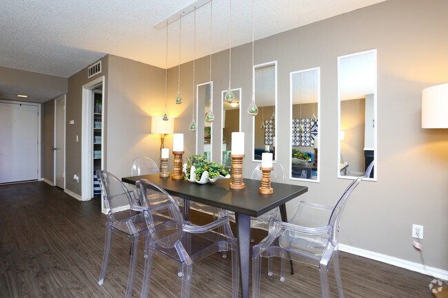 2BR, 2BA - 1060SF - Dining Area