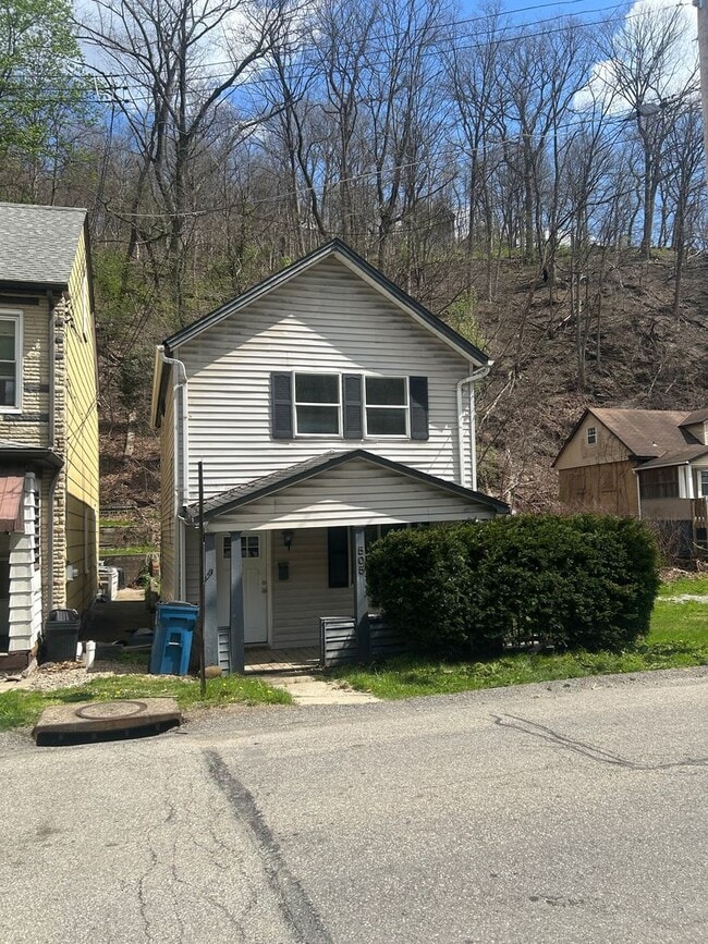 Building Photo - Welcome Home to This Well-Maintained Turtle Creek Gem