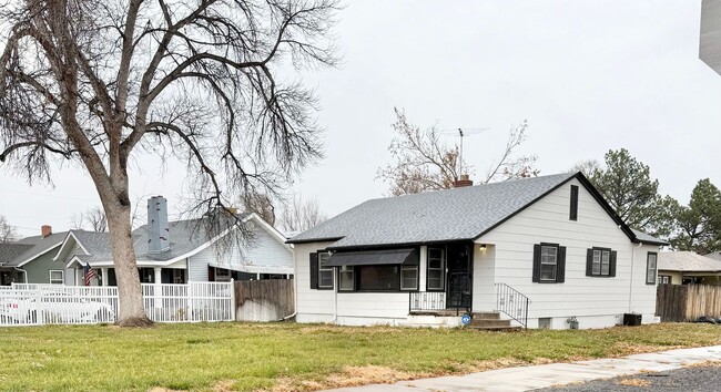 Building Photo - Move in ready home on Routt!