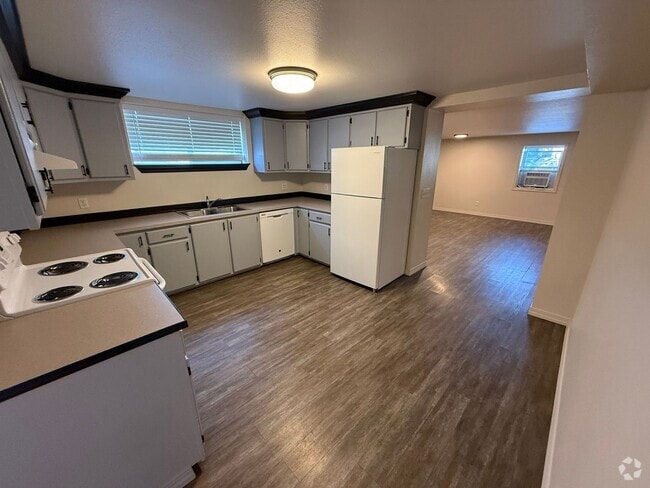 Building Photo - Newly remodeled Large 3 Bedroom Apartment ... Unit E