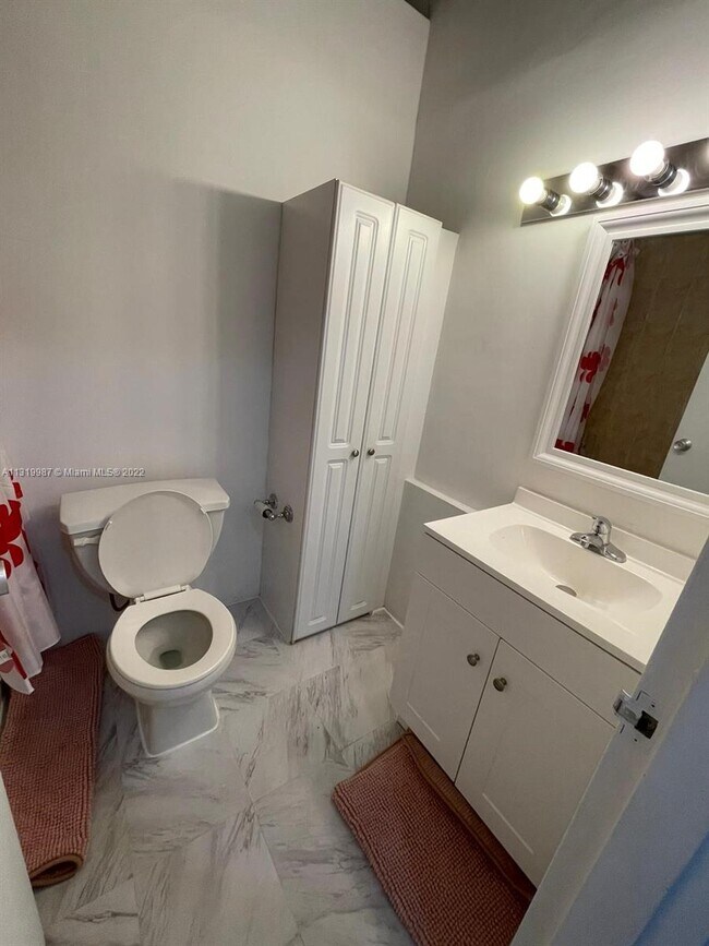 bathroom - 1000 West Ave Unidad PH32