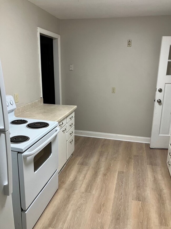 Photo - Spacious 5 bed, 2 bath classic brick home ...