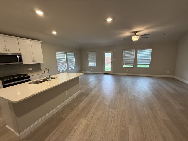 Photo - 702 Williams Wy