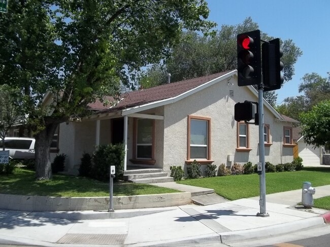 Building Photo - Super clean Fresno High home, close to the...