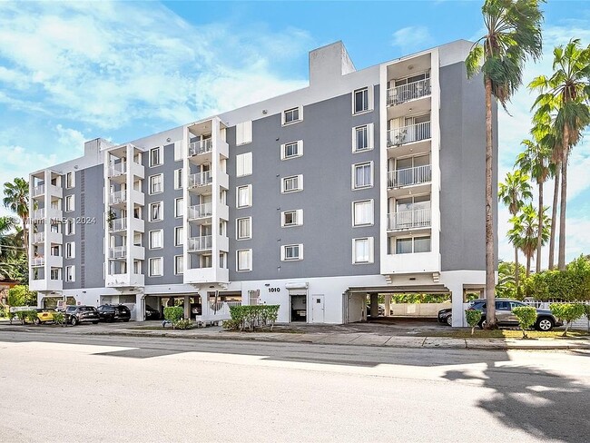 Building Photo - 1010 NW 11th St Unit 206