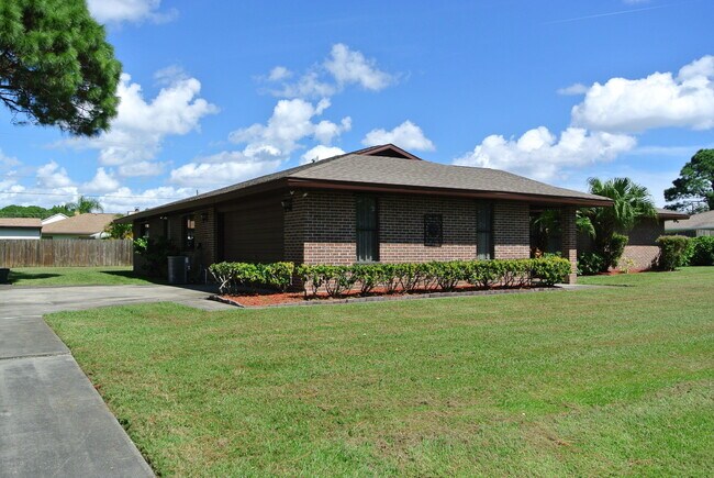 Photo - 321 Huntsville St NE