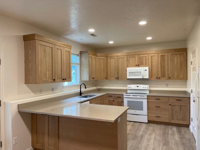 Building Photo - 85 W 1400 S Unit B