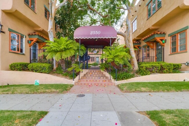 Building Photo - Charming Top Floor 1-Bedroom Apartment in Bankers Hill! Unit 2360