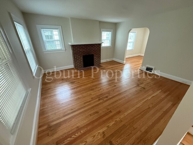 Photo - 2081 Queen St