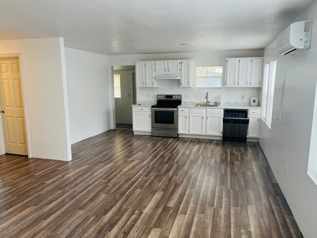 Photo - 898 SE St Johns St