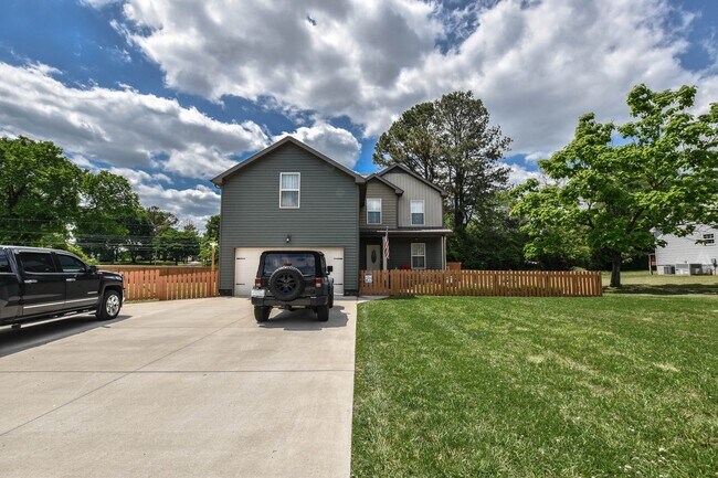 Building Photo - Pet Friendly in Woodlawn! Rental